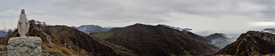 Alla Madonnina del Costone (1195 m) con vista verso Val Seriana